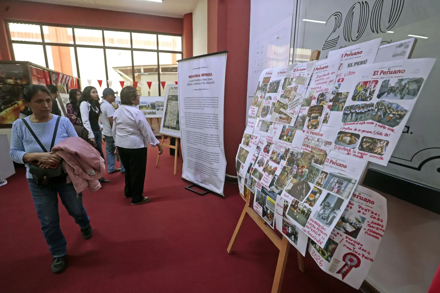 Visitantes vivieron dos experiencias que conectan nuestra memoria con nuestra identidad. “Memoria impresa. La independencia nacional desde la mirada de El Peruano” y “Tradiciones en portada”. El público de todas las edades puedo crear su propia portada inspirada en las costumbres, tradiciones y expresiones que forman parte de nuestra identidad. Foto: ANDINA/Vidal Tarqui