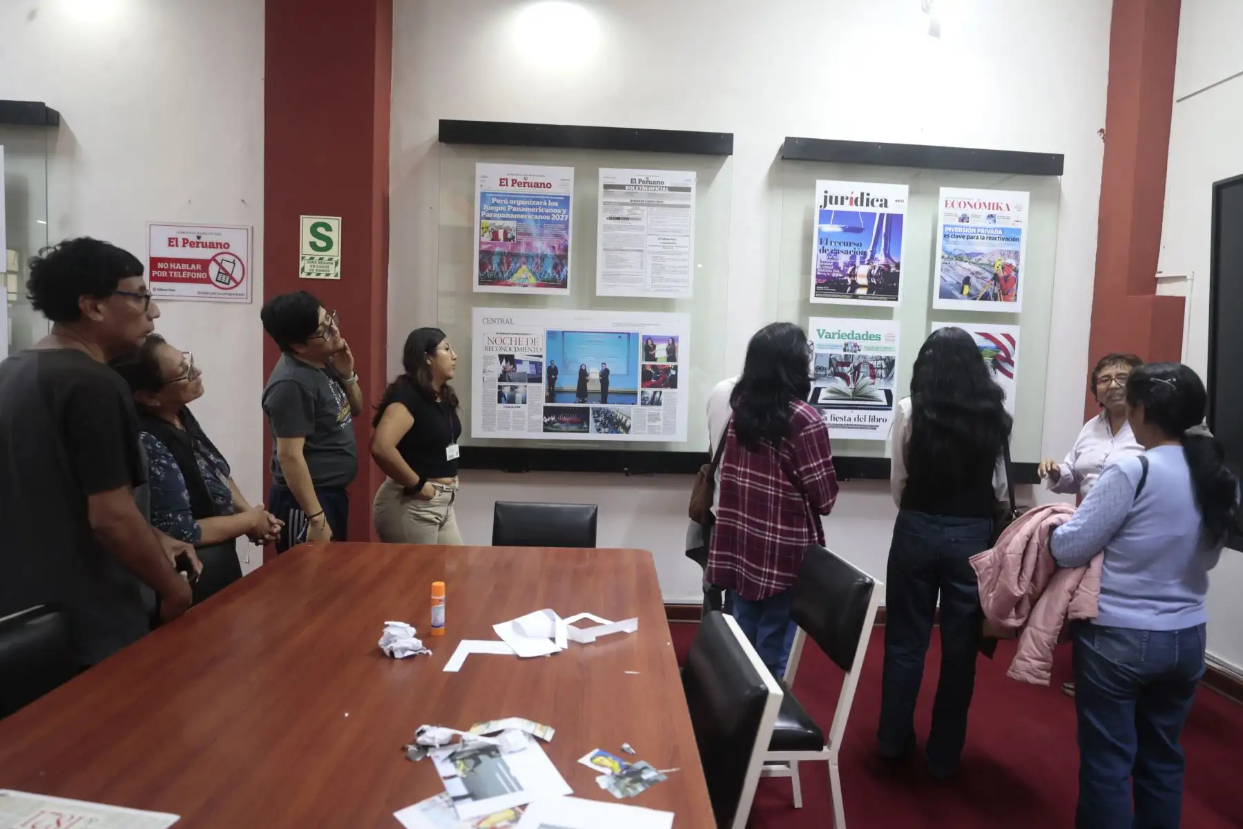 Visitantes vivieron dos experiencias que conectan nuestra memoria con nuestra identidad. “Memoria impresa. La independencia nacional desde la mirada de El Peruano” y “Tradiciones en portada”. El público de todas las edades puedo crear su propia portada inspirada en las costumbres, tradiciones y expresiones que forman parte de nuestra identidad. Foto: ANDINA/Vidal Tarqui
