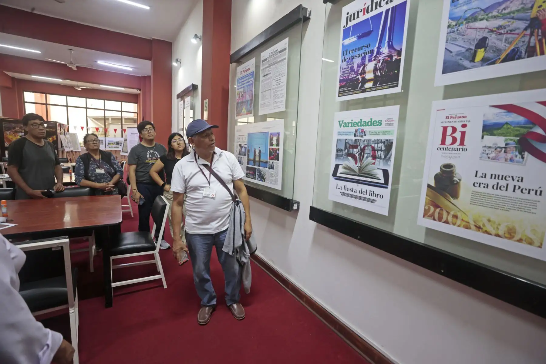 Visitantes vivieron dos experiencias que conectan nuestra memoria con nuestra identidad. “Memoria impresa. La independencia nacional desde la mirada de El Peruano” y “Tradiciones en portada”. El público de todas las edades puedo crear su propia portada inspirada en las costumbres, tradiciones y expresiones que forman parte de nuestra identidad. Foto: ANDINA/Vidal Tarqui