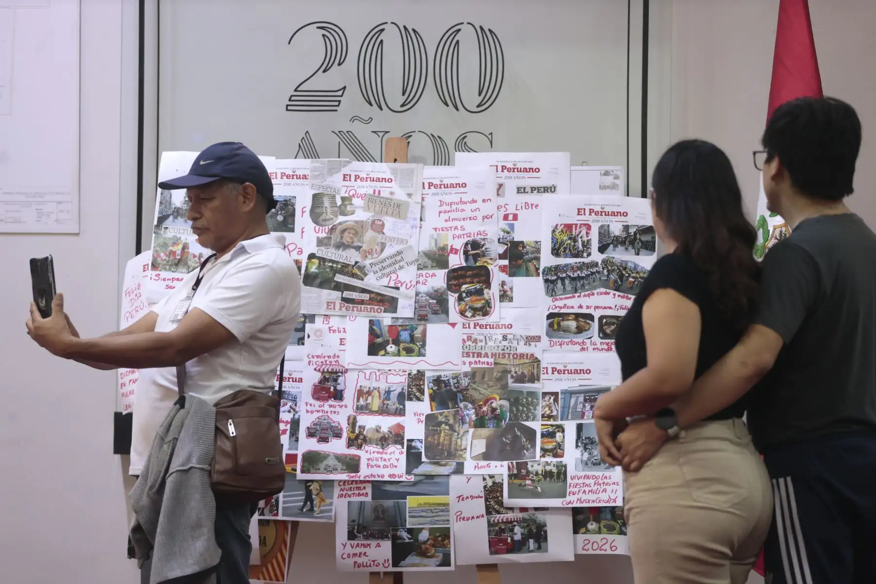 Visitantes vivieron dos experiencias que conectan nuestra memoria con nuestra identidad. “Memoria impresa. La independencia nacional desde la mirada de El Peruano” y “Tradiciones en portada”. El público de todas las edades puedo crear su propia portada inspirada en las costumbres, tradiciones y expresiones que forman parte de nuestra identidad. Foto: ANDINA/Vidal Tarqui