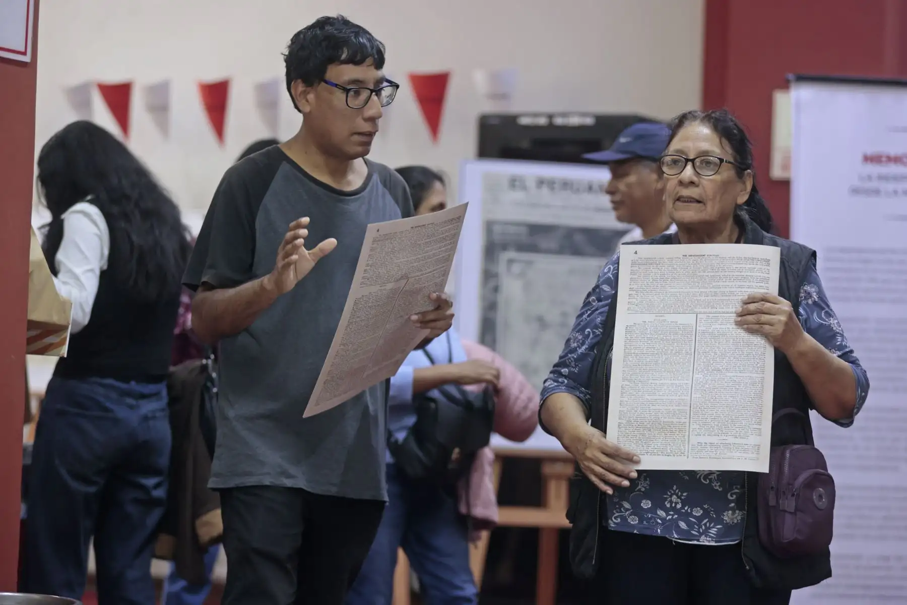 Visitantes vivieron dos experiencias que conectan nuestra memoria con nuestra identidad. “Memoria impresa. La independencia nacional desde la mirada de El Peruano” y “Tradiciones en portada”. El público de todas las edades puedo crear su propia portada inspirada en las costumbres, tradiciones y expresiones que forman parte de nuestra identidad. Foto: ANDINA/Vidal Tarqui
