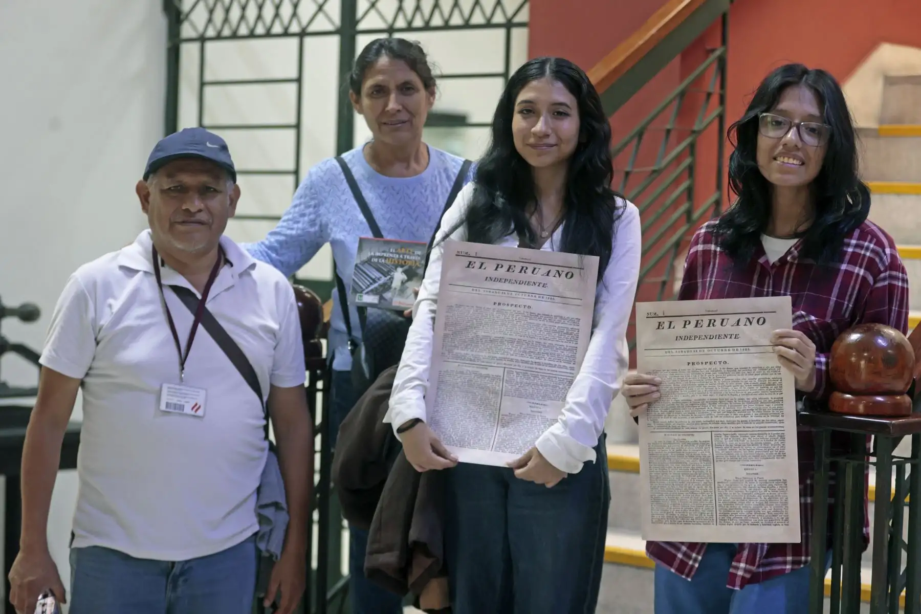 Visitantes vivieron dos experiencias que conectan nuestra memoria con nuestra identidad. “Memoria impresa. La independencia nacional desde la mirada de El Peruano” y “Tradiciones en portada”. El público de todas las edades puedo crear su propia portada inspirada en las costumbres, tradiciones y expresiones que forman parte de nuestra identidad. Foto: ANDINA/Vidal Tarqui