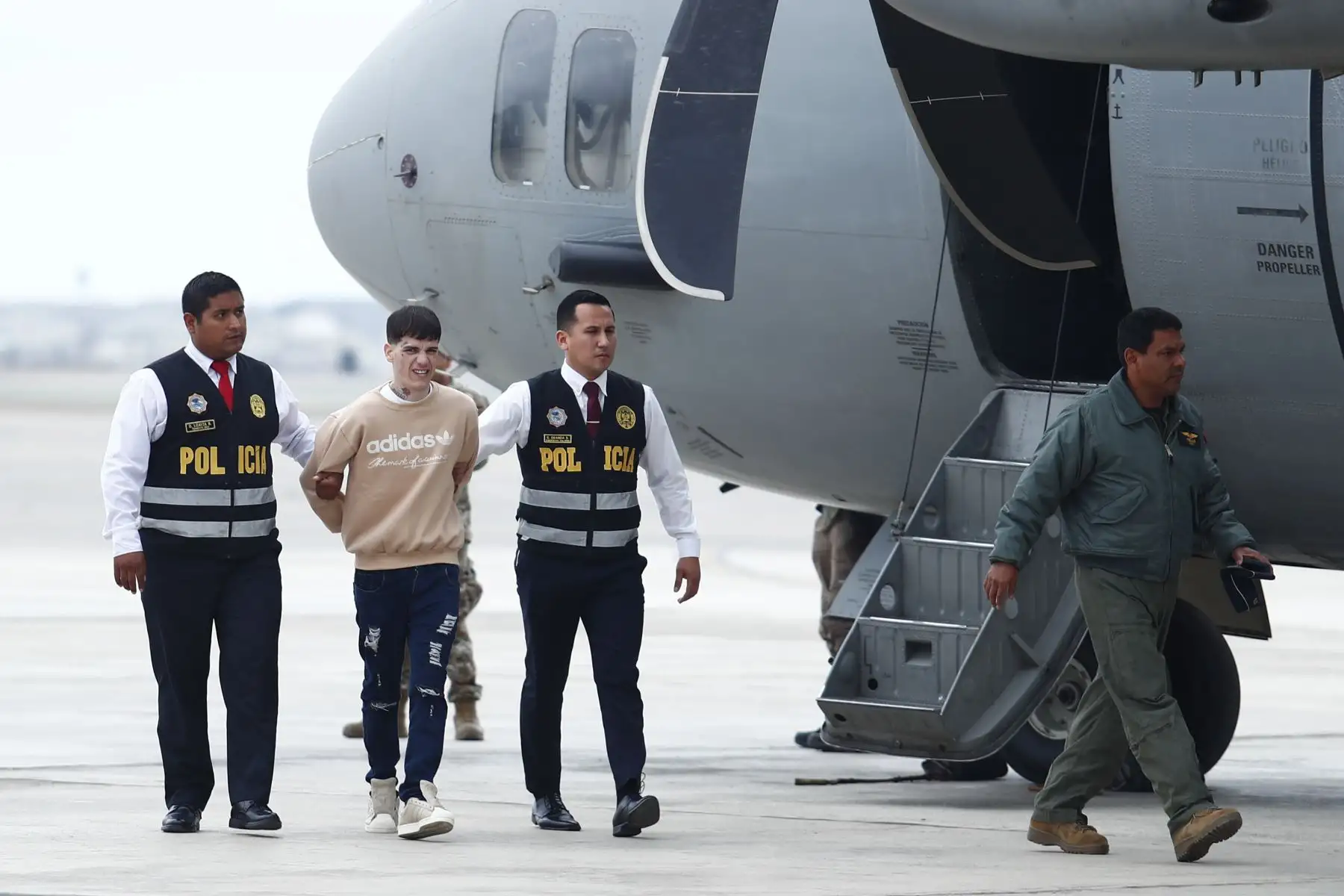 Tres delincuentes de nacionalidad extranjera miembros del Tren de Aragua fueron expulsados del Perú desde el Grupo Aéreo Nro. 8 de la Base Aérea del Callao el domingo 2 de agosto de 2026. Son trasladados en un avión de la FAP rumbo a Venezuela, el cual, posteriormente, regresará al Perú con compatriotas peruanos que fueron afectados por los pasados terremotos ocurridos en ese país. Foto: ANDINA/Daniel Bracamonte.