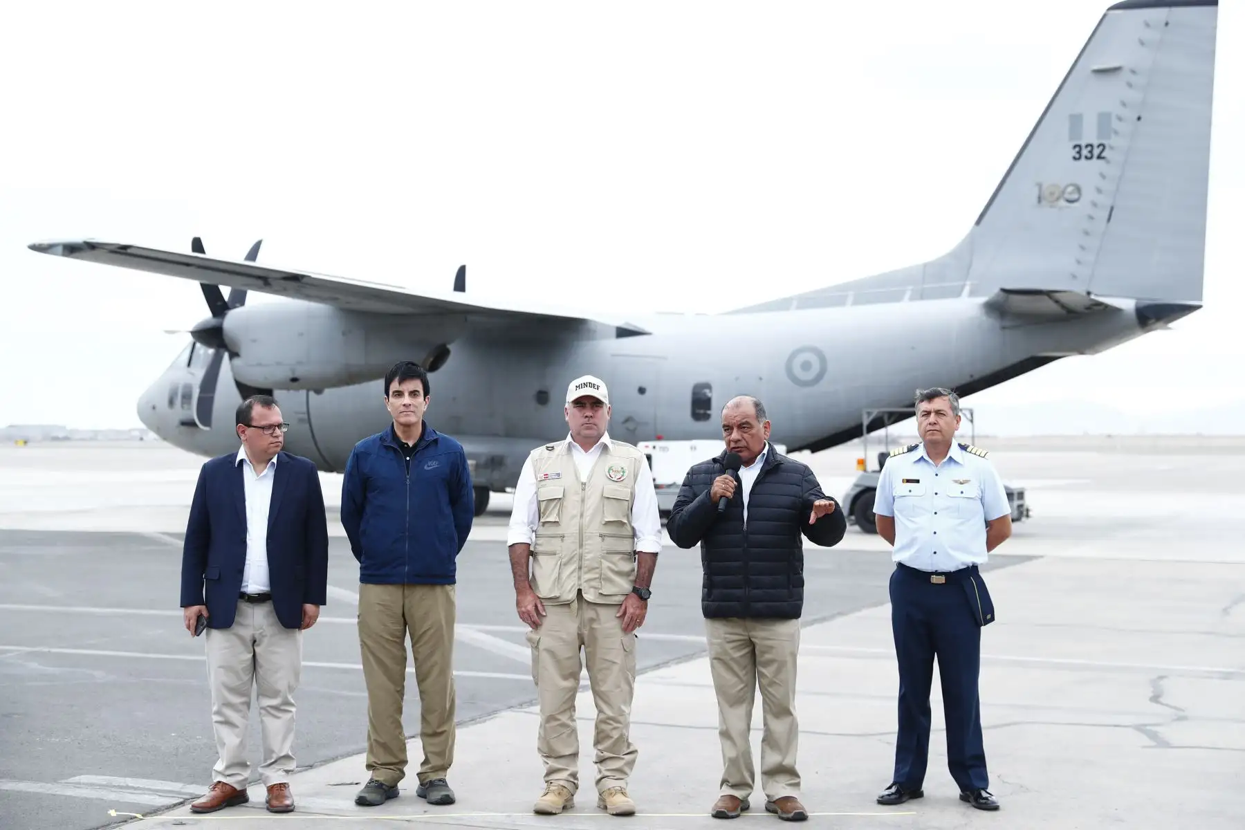 Los ministros de Relaciones Exteriores, del Interior y de Defensa, Carlos Espá, César Astudillo y Rafael Belaunde, brindaron una conferencia de prensa desde el Grupo Aéreo Nro. 8 de la Base Aérea del Callao el domingo 2 de agosto de 2026, por motivo de la expulsión de 3 miembros del Tren de Aragua rumbo a Venezuela. Foto: ANDINA/Daniel Bracamonte