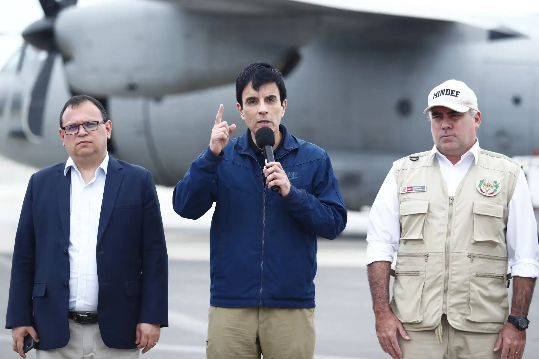 Los ministros de Relaciones Exteriores, del Interior y de Defensa, Carlos Espá, César Astudillo y Rafael Belaunde, brindaron una conferencia de prensa desde el Grupo Aéreo Nro. 8 de la Base Aérea del Callao el domingo 2 de agosto de 2026, por motivo de la expulsión de 3 miembros del Tren de Aragua rumbo a Venezuela. Foto: ANDINA/Daniel Bracamonte