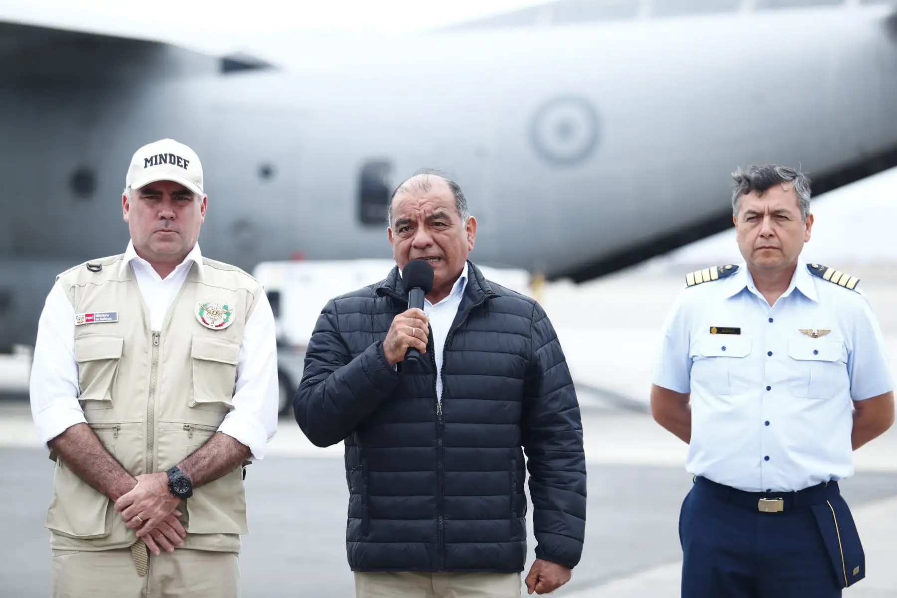 Los ministros de Relaciones Exteriores, del Interior y de Defensa, Carlos Espá, César Astudillo y Rafael Belaunde, brindaron una conferencia de prensa desde el Grupo Aéreo Nro. 8 de la Base Aérea del Callao el domingo 2 de agosto de 2026, por motivo de la expulsión de 3 miembros del Tren de Aragua rumbo a Venezuela. Foto: ANDINA/Daniel Bracamonte