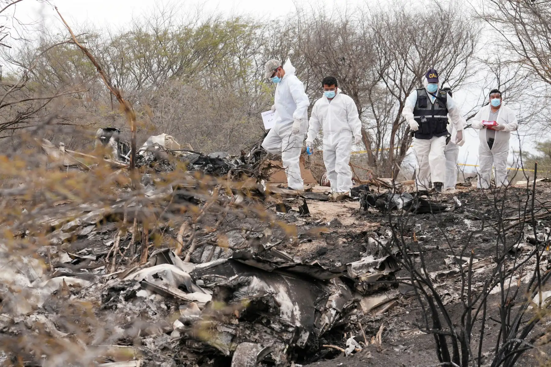 Dos especialistas de la Comisión de Investigación de Accidentes de Aviación (CIAA) llegaron al sector de Pueblo Viejo, en Nasca, donde permanecerán tres días para determinar las causas y circunstancias del siniestro aéreo. Foto: Genry Bautista