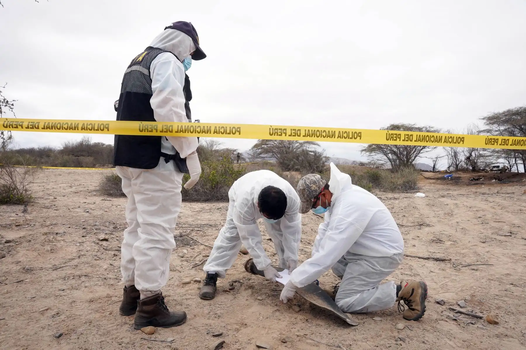 Dos especialistas de la Comisión de Investigación de Accidentes de Aviación (CIAA) llegaron al sector de Pueblo Viejo, en Nasca, donde permanecerán tres días para determinar las causas y circunstancias del siniestro aéreo. Foto: Genry Bautista
