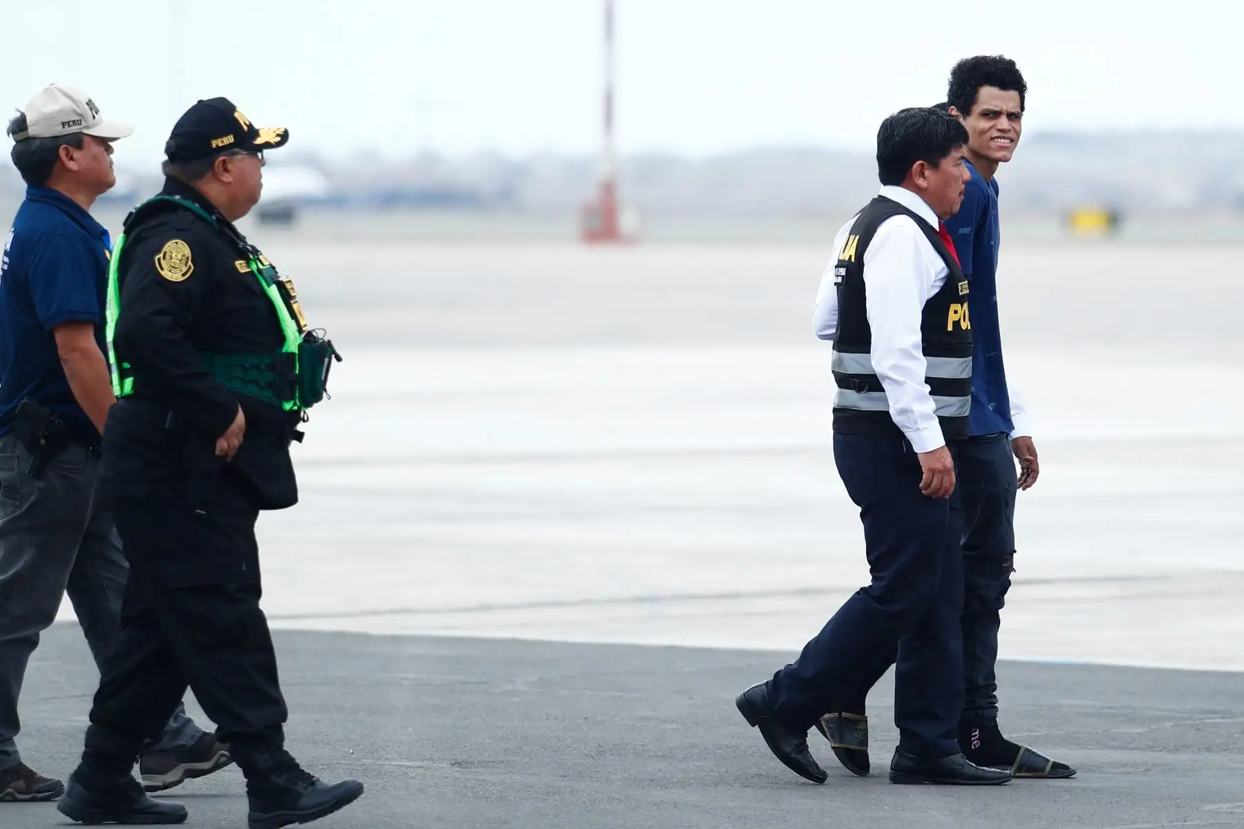 Tres delincuentes de nacionalidad extranjera miembros del Tren de Aragua fueron expulsados del Perú desde el Grupo Aéreo Nro. 8 de la Base Aérea del Callao el domingo 2 de agosto de 2026. Son trasladados en un avión de la FAP rumbo a Venezuela, el cual, posteriormente, regresará al Perú con compatriotas peruanos que fueron afectados por los pasados terremotos ocurridos en ese país. Foto: ANDINA/Daniel Bracamonte