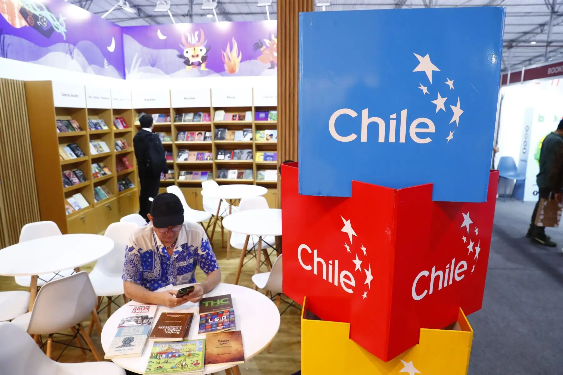 Chile se hace presente en la Feria Internacional del Libro de Lima 2026 a través del stand de su embajada, en donde el público podrá encontrar muchos títulos y autores de su vasta producción bibliográfica, en especial libros de literatura, tanto en narrativa como en poesía. Foto: ANDINA/Daniel Bracamonte