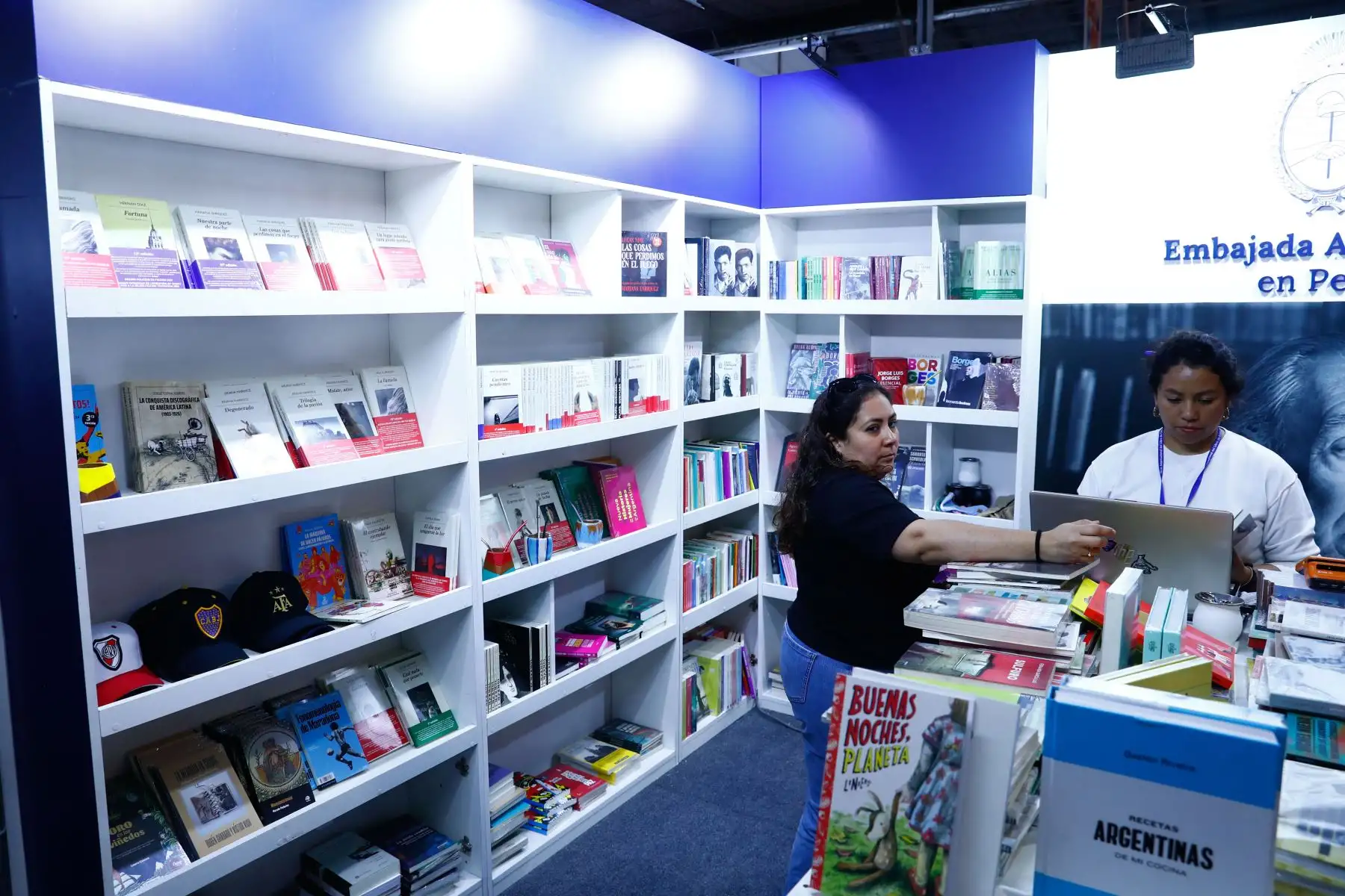 Argentina se hace presente en la Feria Internacional del Libro de Lima 2026 a través del stand de su embajada, en donde el público podrá encontrar muchos títulos y autores de su vasta producción bibliográfica, tanto en literatura como en ensayo, bibliografías, historietas, libros de historia e incluso de gastronomía argentina. Foto: ANDINA/Daniel Bracamonte