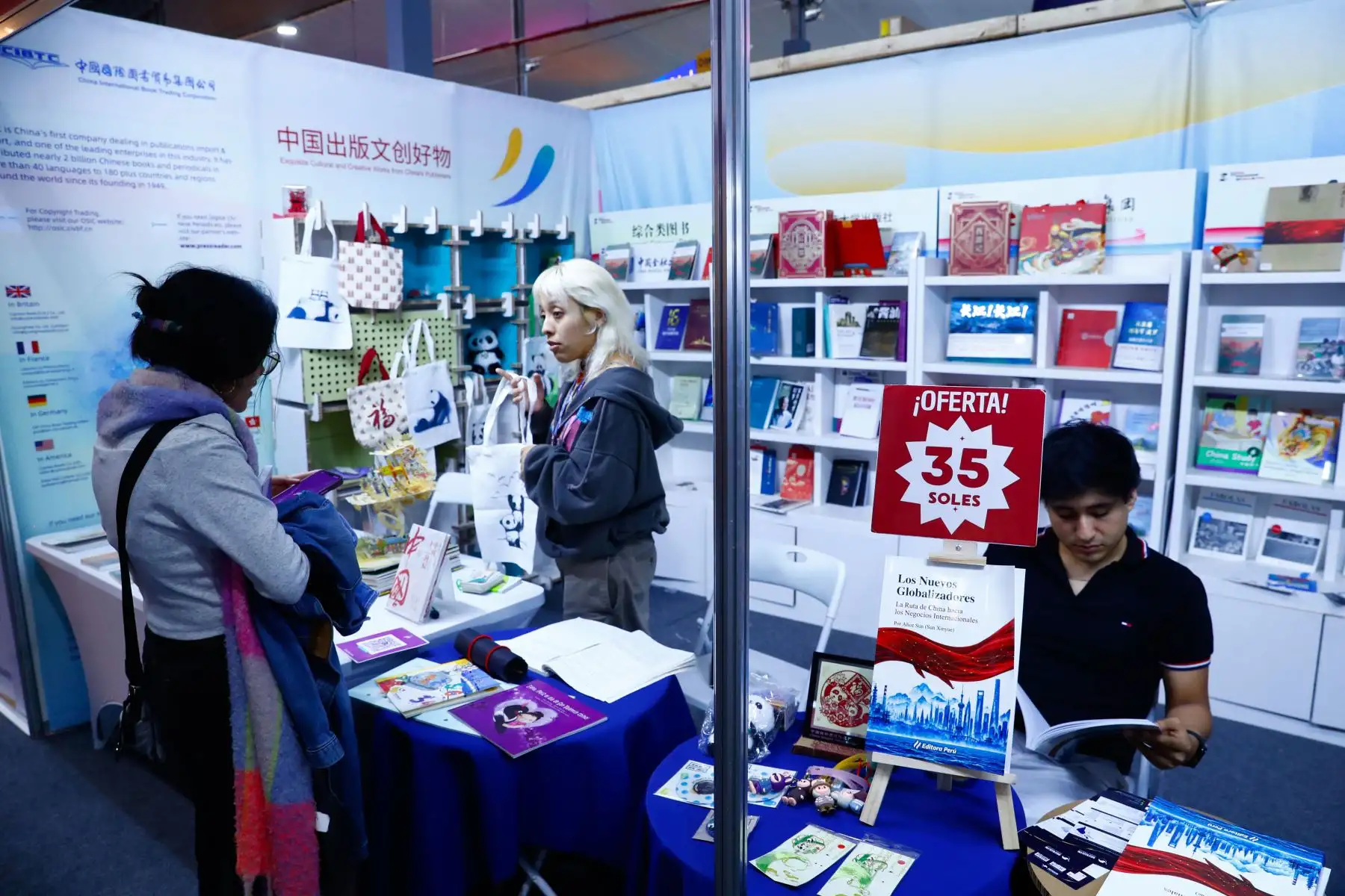 China se hace presente en la Feria Internacional del Libro de Lima 2026 a través del stand de su embajada, en donde el público podrá encontrar muchos títulos y autores de su vasta producción bibliográfica, tanto en literatura como en ensayo, libros de arte e historia, e incluso libros con relieves didácticos. Foto: ANDINA/Daniel Bracamonte
