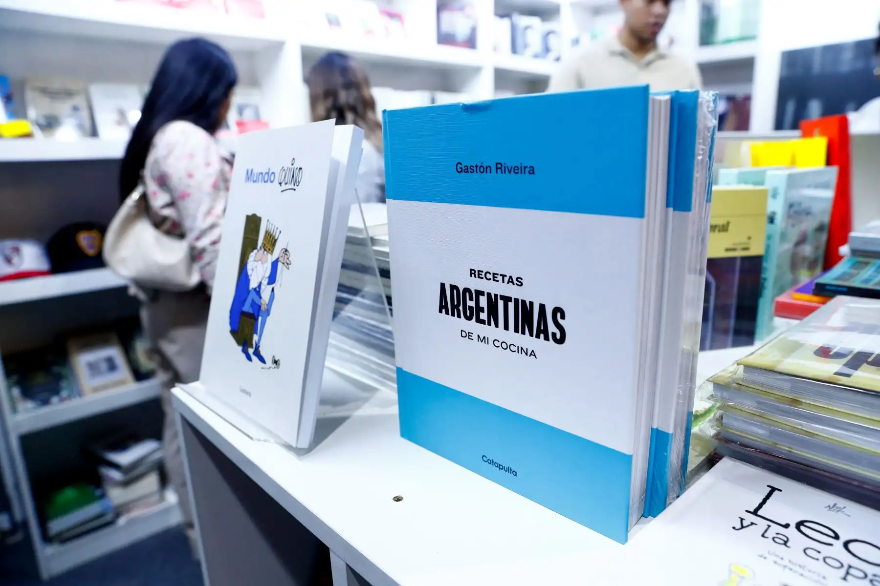 Argentina se hace presente en la Feria Internacional del Libro de Lima 2026 a través del stand de su embajada, en donde el público podrá encontrar muchos títulos y autores de su vasta producción bibliográfica, tanto en literatura como en ensayo, bibliografías, historietas, libros de historia e incluso de gastronomía argentina. Foto: ANDINA/Daniel Bracamonte