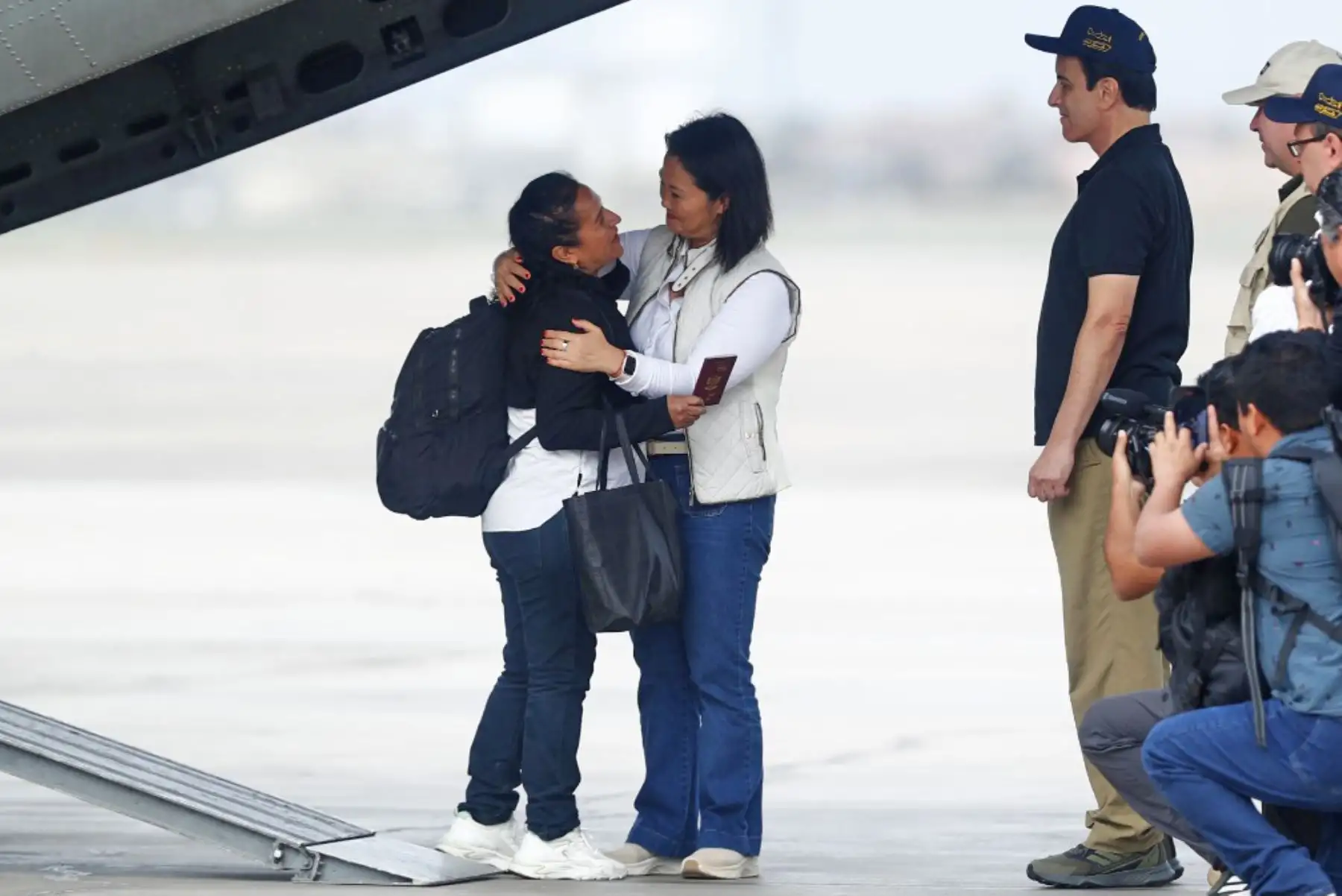La presidenta de la República, Keiko Fujimori, y el ministro de Relaciones Exteriores, Carlos Espá, recibieron a los compatriotas peruanos que quedaron en situación de damnificados en Venezuela tras los terremotos ocurridos en ese país el pasado 24 de junio. Foto: ANDINA/Daniel Bracamonte