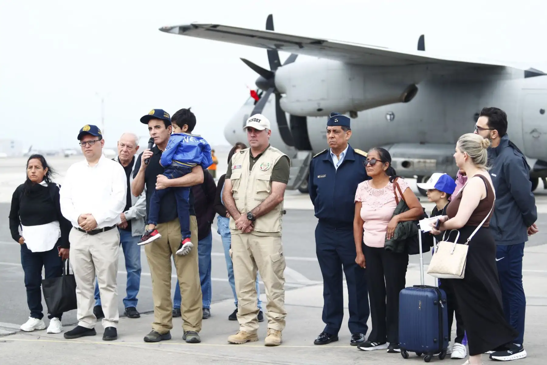 Retornan al Perú un grupo de compatriotas peruanos que quedaron en situación de damnificados en Venezuela tras los terremotos ocurridos en ese país el pasado 24 de junio. Aterrizaron en el Grupo Aéreo Nro. 8 de la Base Aérea del Callao, con un avión Spartan de la FAP. Foto: ANDINA/Daniel Bracamonte