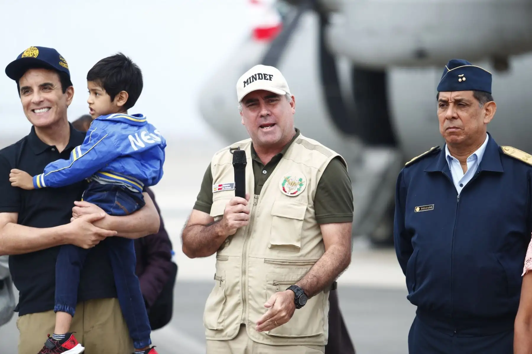 Retornan al Perú un grupo de compatriotas peruanos que quedaron en situación de damnificados en Venezuela tras los terremotos ocurridos en ese país el pasado 24 de junio. Aterrizaron en el Grupo Aéreo Nro. 8 de la Base Aérea del Callao, con un avión Spartan de la FAP. Foto: ANDINA/Daniel Bracamonte