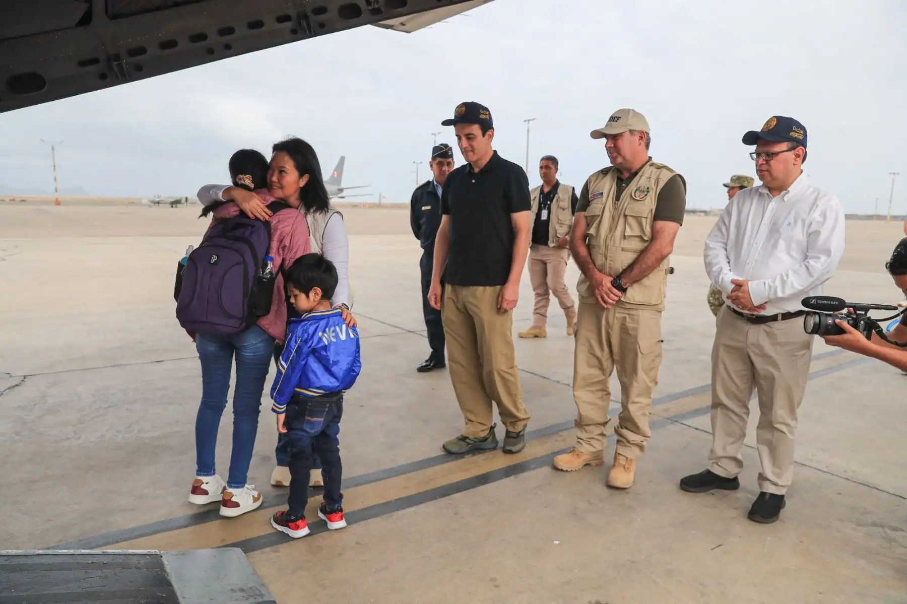 La presidenta de la república, Keiko Fujimori, recibió en el Grupo Aéreo N.° 8 a ciudadanos peruanos rescatados desde La Guaira, Venezuela, luego de resultar afectados por el terremoto ocurrido en ese país. Foto: ANDINA/ Prensa Presidencia