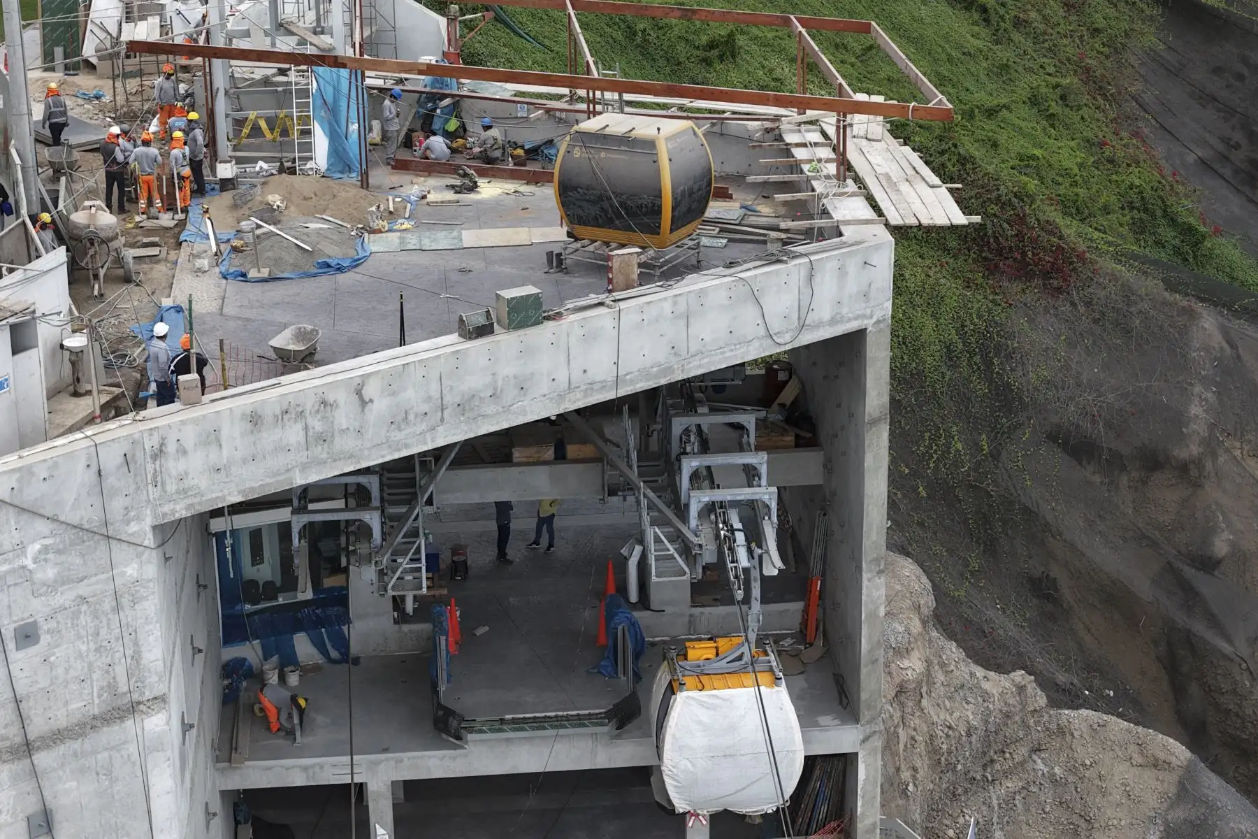 El teleférico de Miraflores, que conectará el parque Domodossola con la playa Redondo II, en la Costa Verde, entra en su etapa final. La infraestructura tendrá un recorrido de 315 metros y contará con cabinas con capacidad para 15 personas. Actualmente, el proyecto se encuentra en fase de pruebas y será inaugurado en las próximas semanas. Foto: ANDINA/Jhonel Rodríguez Robles