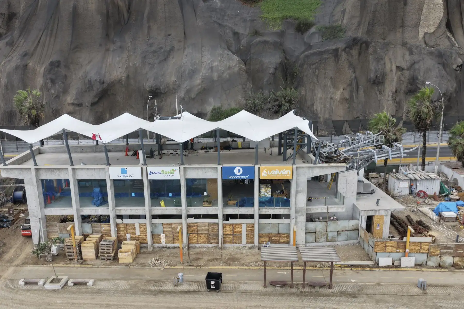El teleférico de Miraflores, que conectará el parque Domodossola con la playa Redondo II, en la Costa Verde, entra en su etapa final. La infraestructura tendrá un recorrido de 315 metros y contará con cabinas con capacidad para 15 personas. Actualmente, el proyecto se encuentra en fase de pruebas y será inaugurado en las próximas semanas. Foto: ANDINA/Jhonel Rodríguez Robles
