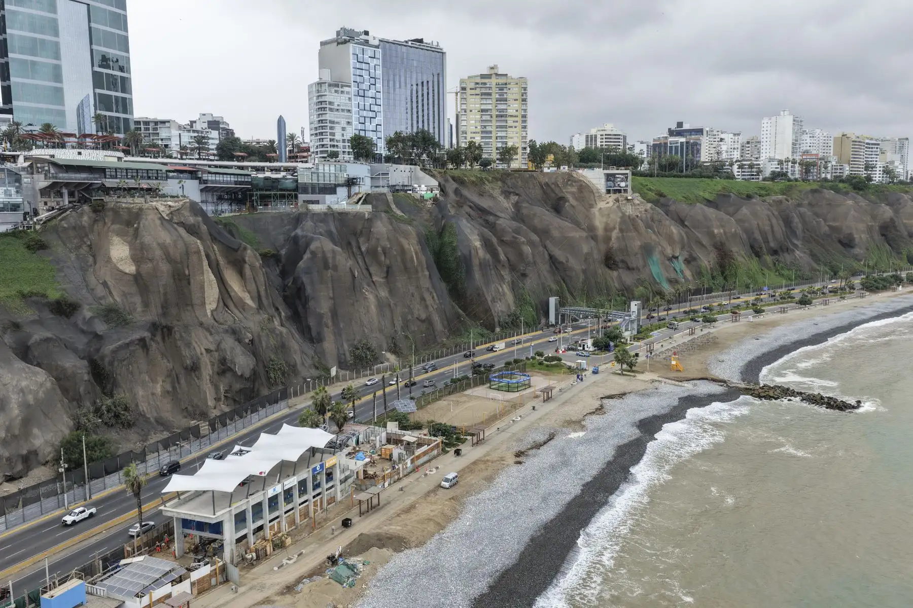 El teleférico de Miraflores, que conectará el parque Domodossola con la playa Redondo II, en la Costa Verde, entra en su etapa final. La infraestructura tendrá un recorrido de 315 metros y contará con cabinas con capacidad para 15 personas. Actualmente, el proyecto se encuentra en fase de pruebas y será inaugurado en las próximas semanas. Foto: ANDINA/Jhonel Rodríguez Robles