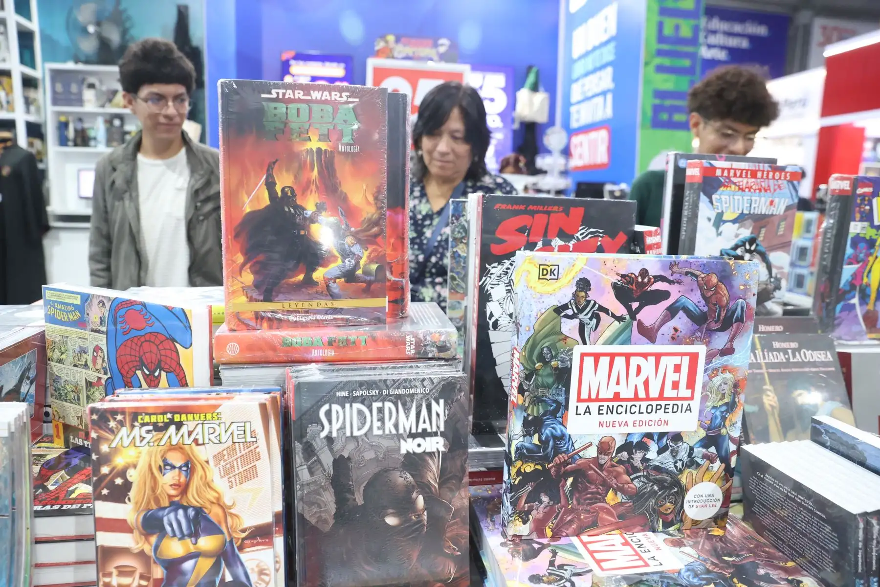 Los fans de los comics también pueden encontrar una gran variedad de libros con sus héroes favoritos. Foto: ANDINA/Melina Mejía