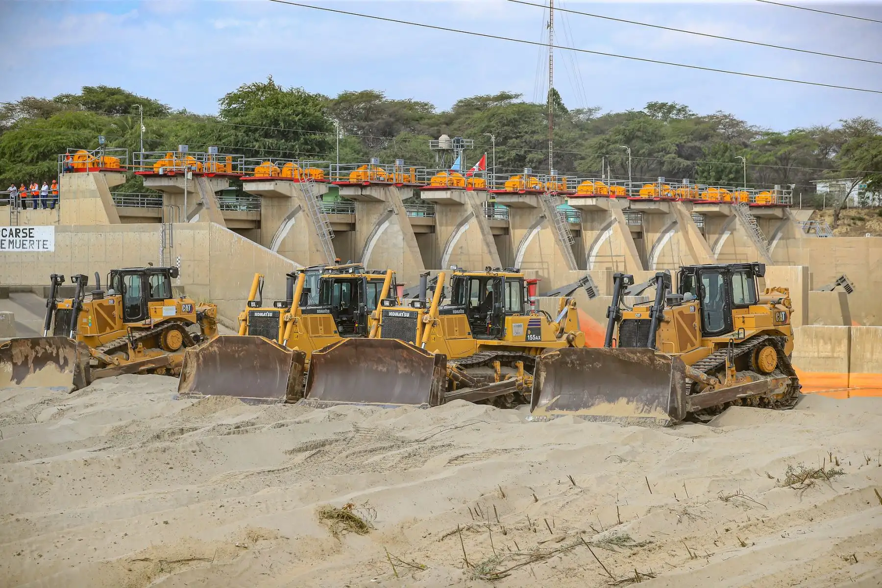 La presidenta de la república, Keiko Fujimori, inspeccionó los trabajos de limpieza y descolmatación del río Piura, como parte de las acciones de prevención frente al fenómeno de El Niño. Foto: ANDINA/Prensa Presidencia