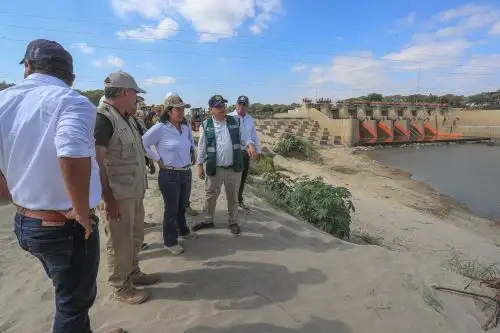 Presidenta Keiko Fujimori, supervisa trabajos de limpieza y descolmatación en río Piura