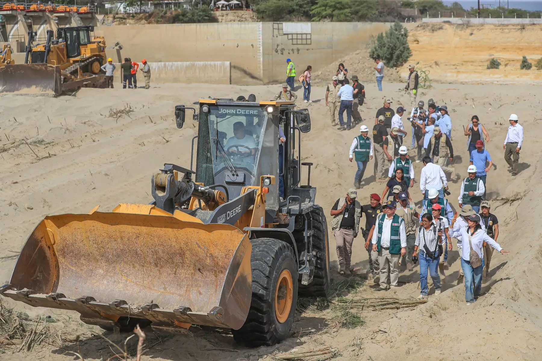 La presidenta de la república, Keiko Fujimori, inspeccionó los trabajos de limpieza y descolmatación del río Piura, como parte de las acciones de prevención frente al fenómeno de El Niño. Foto: ANDINA/Prensa Presidencia