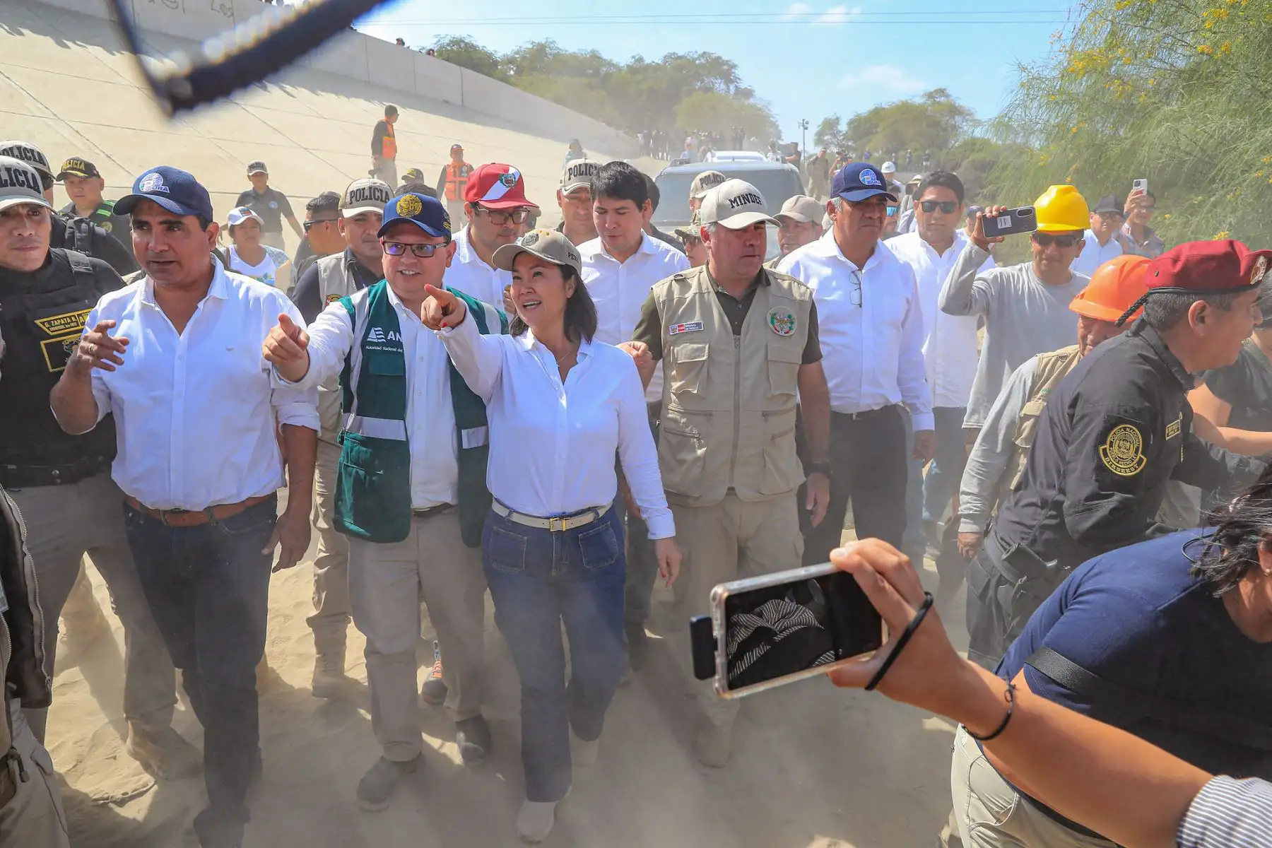 La presidenta de la república, Keiko Fujimori, inspeccionó los trabajos de limpieza y descolmatación del río Piura, como parte de las acciones de prevención frente al fenómeno de El Niño. Foto: ANDINA/Prensa Presidencia
