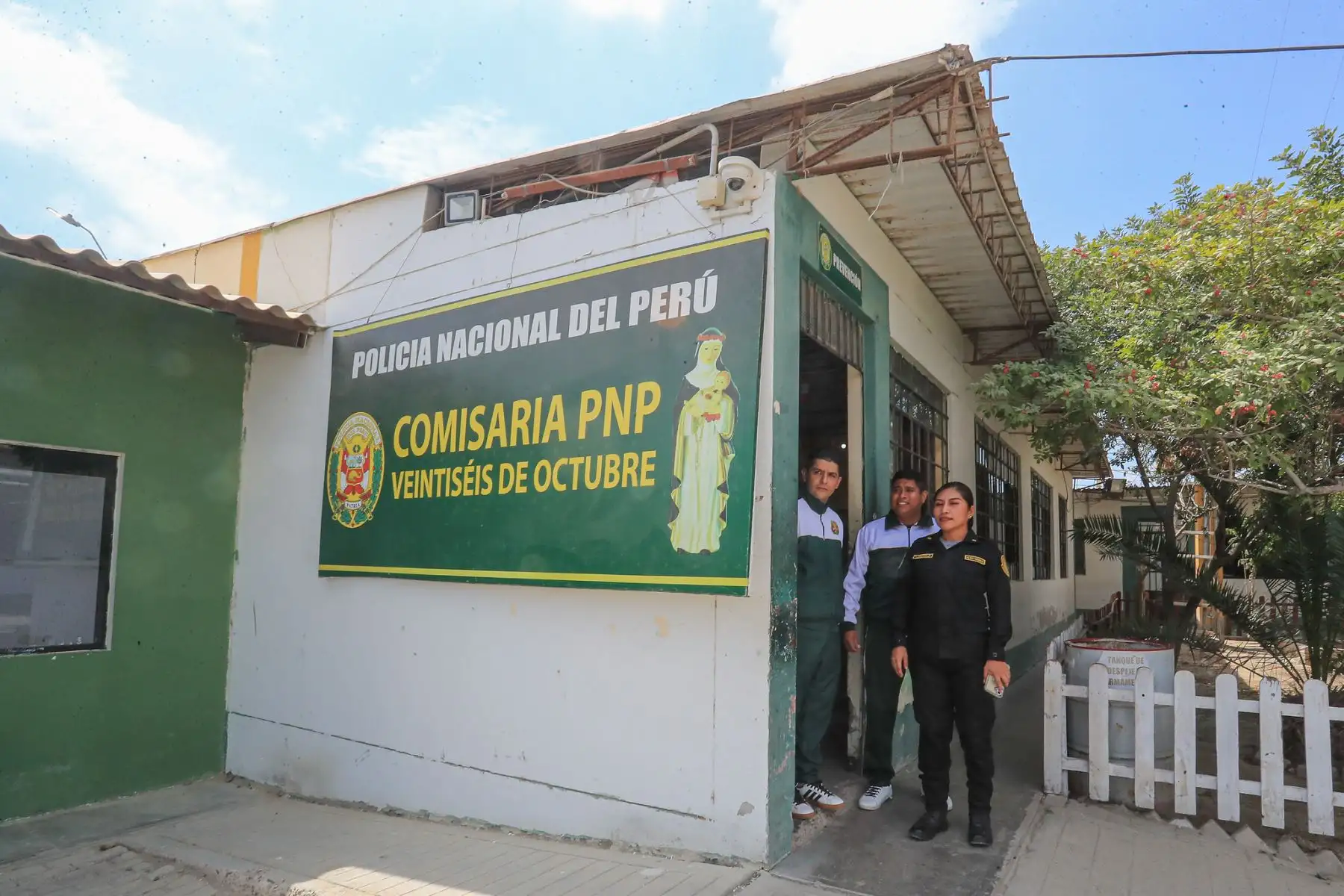 La presidenta de la república, Keiko Fujimori, visitó la Comisaría PNP 26 de Octubre, en el distrito de Veintiséis de Octubre, Piura, para supervisar el trabajo de los efectivos policiales y conocer de cerca sus necesidades. Foto: ANDINA/Prensa Presidencia