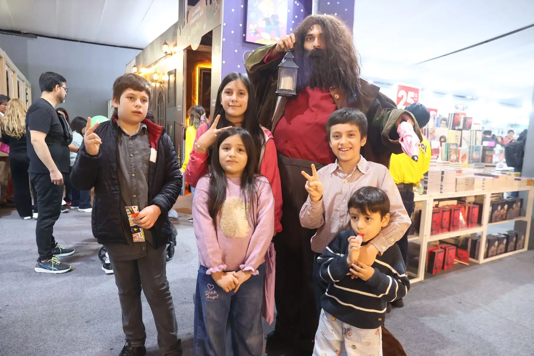 La FIL Lima se ha convertido en un lugar especial para los Potterhead, pues aquí pueden conseguir no solo los libros de Harry Potter en sus distintas ediciones, sino ademas muchos de los objetos del mundo mágico para coleccionar. Foto: ANDINA/Melina Mejía