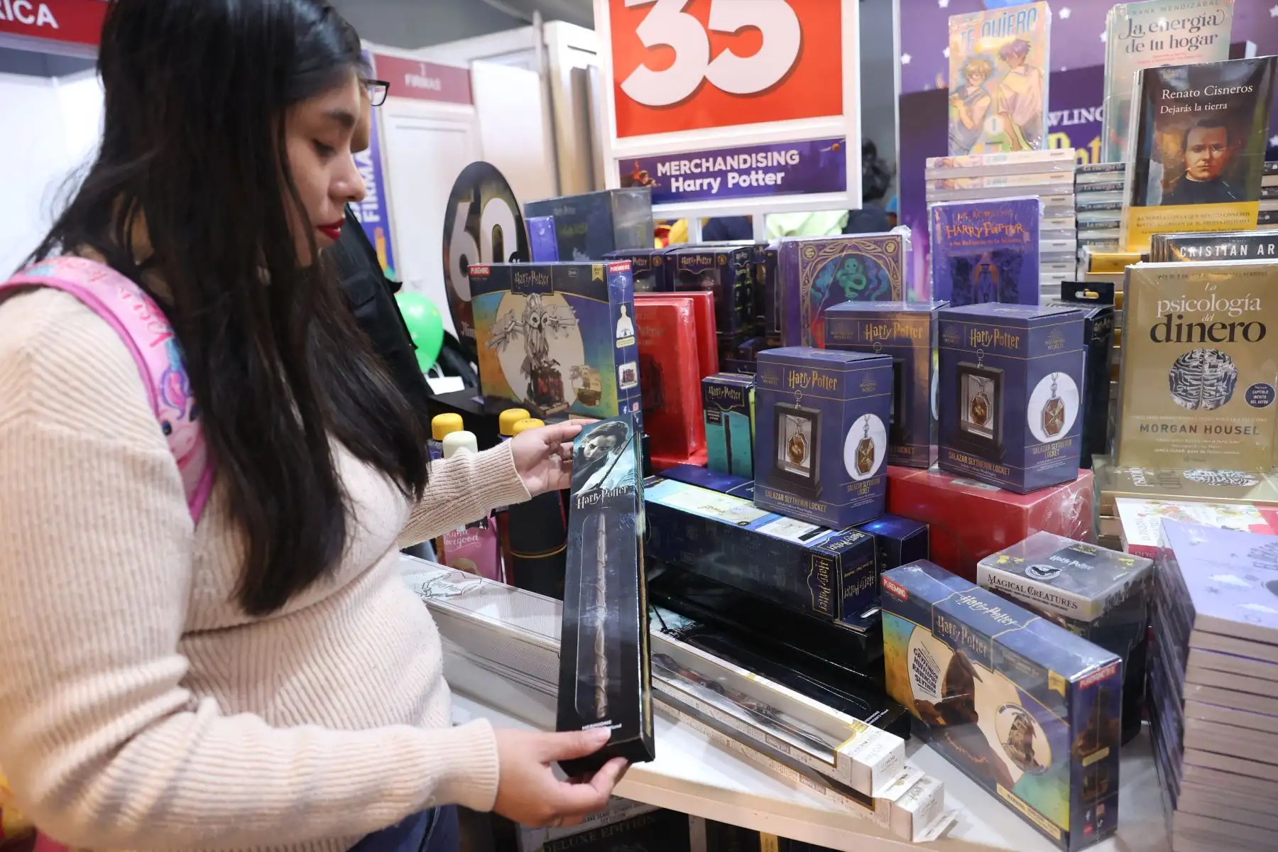 La FIL Lima se ha convertido en un lugar especial para los Potterhead, pues aquí pueden conseguir no solo los libros de Harry Potter en sus distintas ediciones, sino ademas muchos de los objetos del mundo mágico para coleccionar. Foto: ANDINA/Melina Mejía