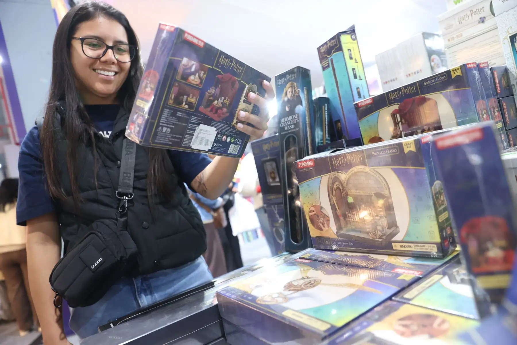 La FIL Lima se ha convertido en un lugar especial para los Potterhead, pues aquí pueden conseguir no solo los libros de Harry Potter en sus distintas ediciones, sino ademas muchos de los objetos del mundo mágico para coleccionar. Foto: ANDINA/Melina Mejía