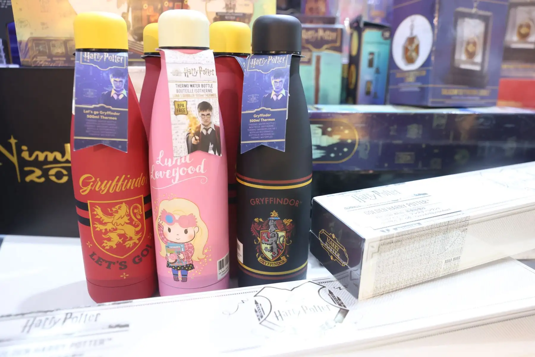 La FIL Lima se ha convertido en un lugar especial para los Potterhead, pues aquí pueden conseguir no solo los libros de Harry Potter en sus distintas ediciones, sino ademas muchos de los objetos del mundo mágico para coleccionar. Foto: ANDINA/Melina Mejía
