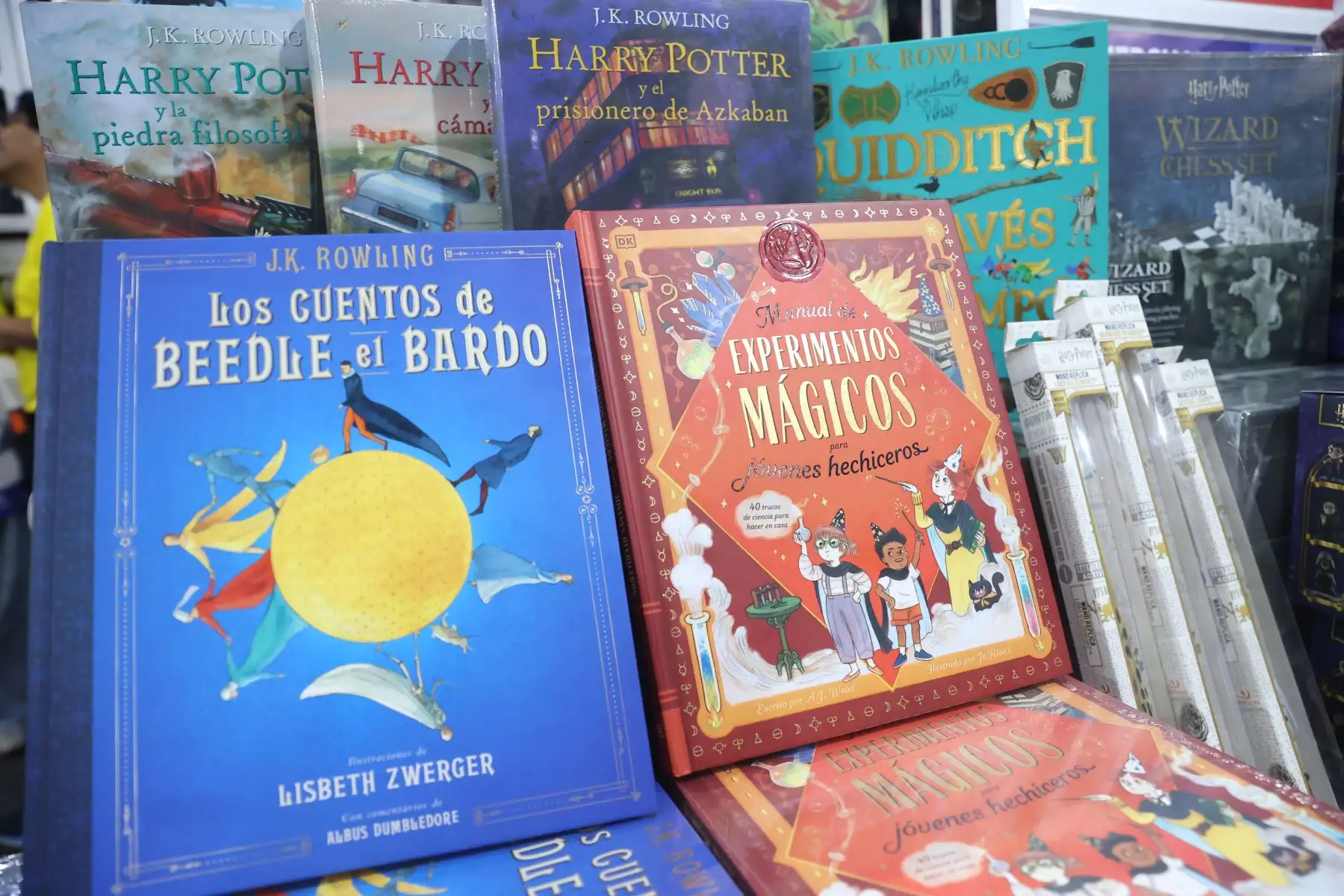 La FIL Lima se ha convertido en un lugar especial para los Potterhead, pues aquí pueden conseguir no solo los libros de Harry Potter en sus distintas ediciones, sino ademas muchos de los objetos del mundo mágico para coleccionar. Foto: ANDINA/Melina Mejía
