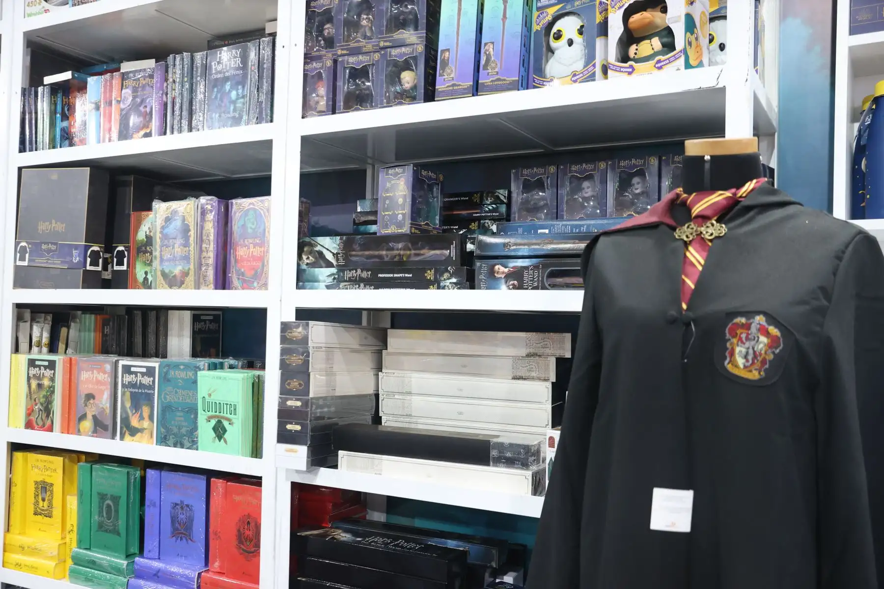 La FIL Lima se ha convertido en un lugar especial para los Potterhead, pues aquí pueden conseguir no solo los libros de Harry Potter en sus distintas ediciones, sino ademas muchos de los objetos del mundo mágico para coleccionar. Foto: ANDINA/Melina Mejía