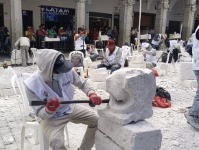 El tradicional concurso en vivo de Tallado en Sillar, Repujado en Cuero, Repujado en Cobre y Fierro Forjado, se realiza en la Plaza de Armas de Arequipa con gran afluencia de público. ANDINA/Difusión