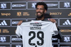 El portero Vozinha muestra la camiseta con la que atajará por Colo Colo de Chile. Foto: AFP
