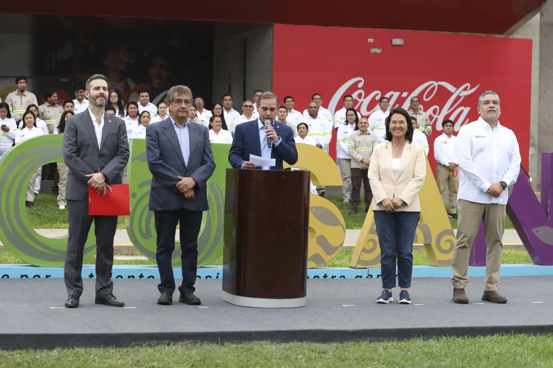 La presidenta de la república, Keiko Fujimori, anunció una inversión de mil millones de dólares en el país durante los próximos cinco años por parte de la reconocida empresa embotelladora Coca Cola Perú y Arca Continental Lindley, una decisión que refleja la confianza del sector privado en el futuro del Perú y en el liderazgo del nuevo gobierno. Foto: ANDINA/Melina Mejía