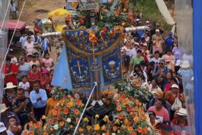 En una multitudinaria procesión, la Cruz de Chalpón partió rumbo al distrito de Motupe, región Lambayeque. Foto: Cortesía Silvia Depaz