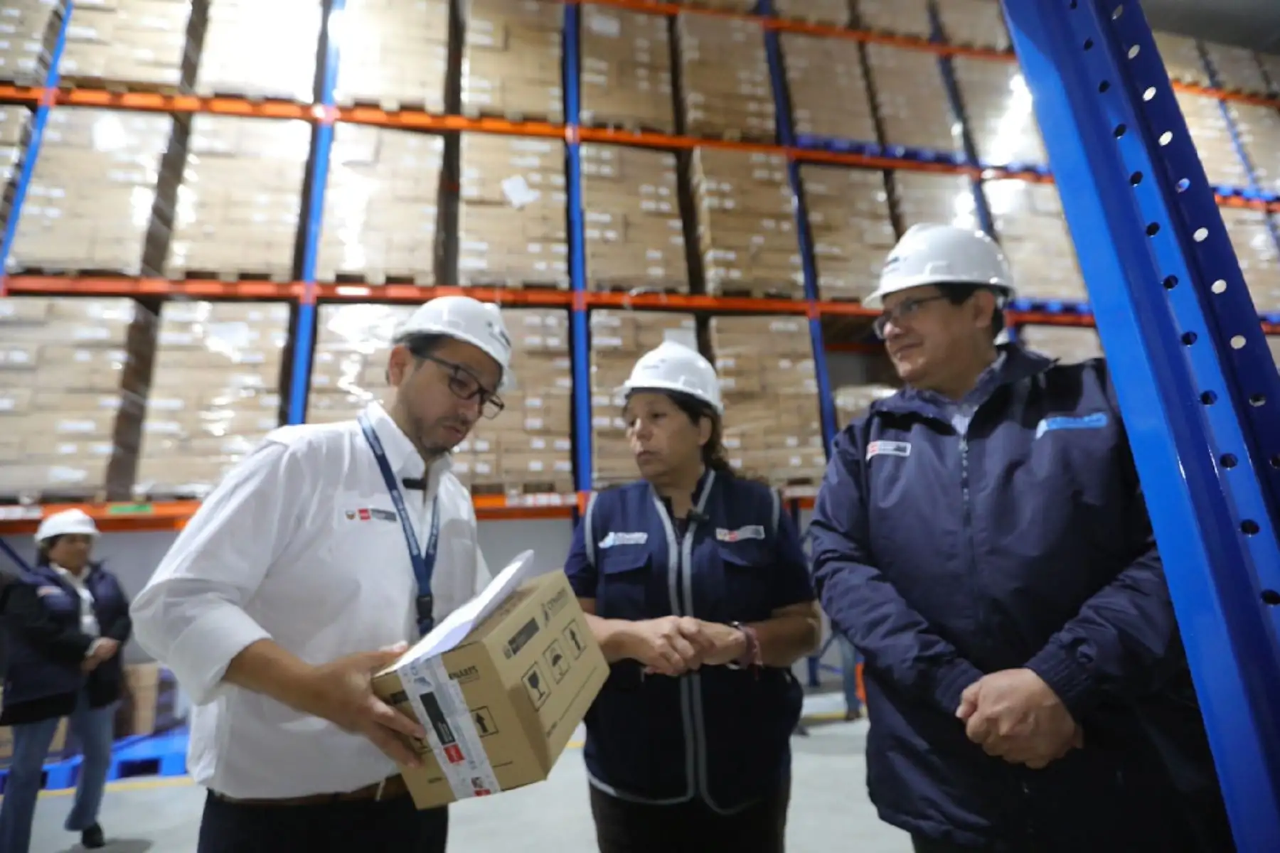 Ministro de Salud inspecciona almacén de Cenares en Punta Hermosa y promete abastecimiento