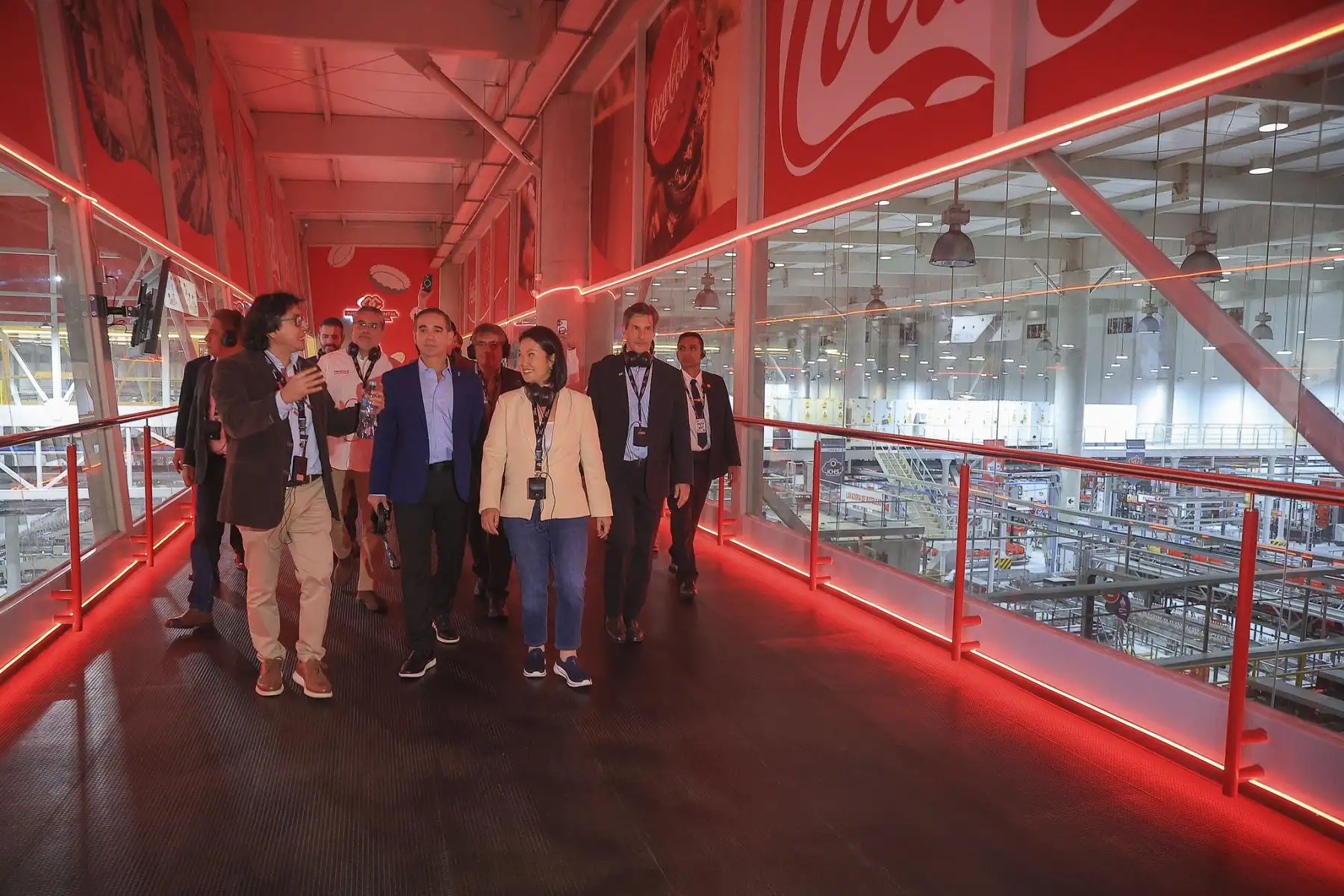 La presidenta de la república, Keiko Fujimori, anunció una inversión de mil millones de dólares en el país durante los próximos cinco años por parte de la reconocida empresa embotelladora Coca Cola Perú y Arca Continental Lindley, una decisión que refleja la confianza del sector privado en el futuro del Perú y en el liderazgo del nuevo gobierno. Foto: Presidencia