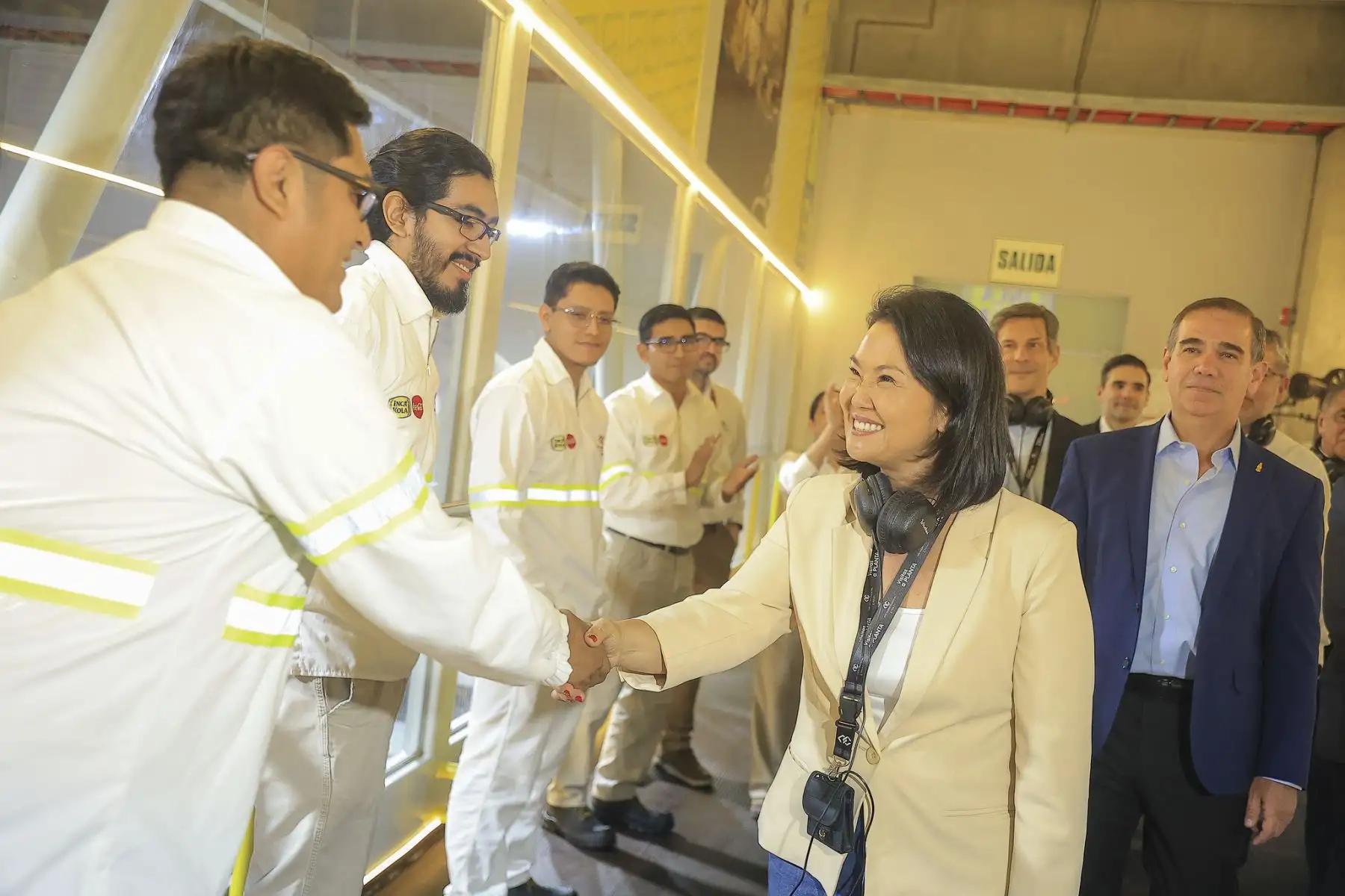 La presidenta de la república, Keiko Fujimori, anunció una inversión de mil millones de dólares en el país durante los próximos cinco años por parte de la reconocida empresa embotelladora Coca Cola Perú y Arca Continental Lindley, una decisión que refleja la confianza del sector privado en el futuro del Perú y en el liderazgo del nuevo gobierno. Foto: Presidencia