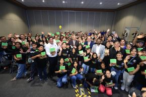 El ministro Alberto Beingolea acompañó a los niños escritores de la iniciativa Leer para Crecer. Foto: Ministerio de Cultura/Difusión.