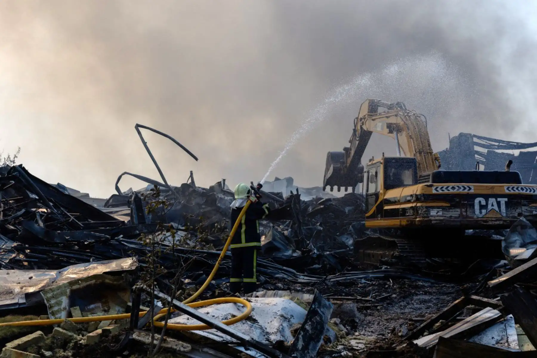 Un bombero ucraniano trabaja para extinguir un incendio tras los masivos ataques rusos con misiles balísticos y drones en Kiev, en el contexto de la invasión rusa de Ucrania. Los ataques rusos contra la capital ucraniana y la región circundante causaron la muerte de al menos dos personas y dejaron decenas de heridos, tras nuevos ataques nocturnos con misiles y drones. Foto: ANDINA/AFP