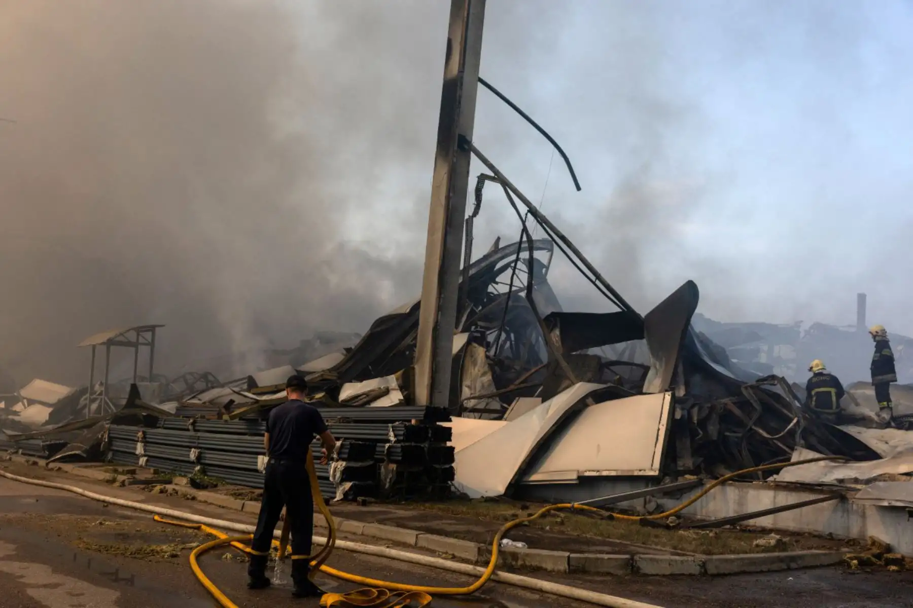 Bomberos ucranianos trabajan para extinguir un incendio tras los masivos ataques rusos con misiles balísticos y drones en Kiev, en el contexto de la invasión rusa de Ucrania. Los ataques rusos contra la capital ucraniana y la región circundante causaron la muerte de al menos dos personas y dejaron decenas de heridos, tras nuevos ataques nocturnos con misiles y drones. Foto: ANDINA/AFP