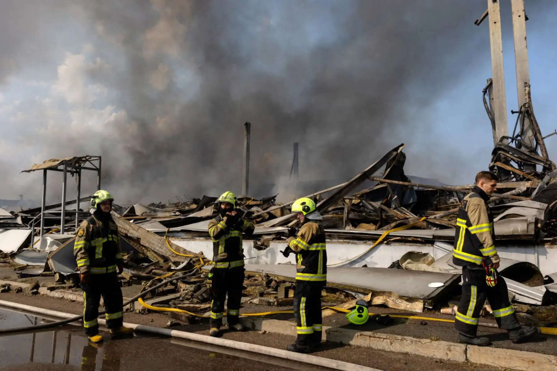 Bomberos ucranianos trabajan para extinguir un incendio tras los masivos ataques rusos con misiles balísticos y drones en Kiev, en el contexto de la invasión rusa de Ucrania. Los ataques rusos contra la capital ucraniana y la región circundante causaron la muerte de al menos dos personas y dejaron decenas de heridos, tras nuevos ataques nocturnos con misiles y drones. Foto: ANDINA/AFP