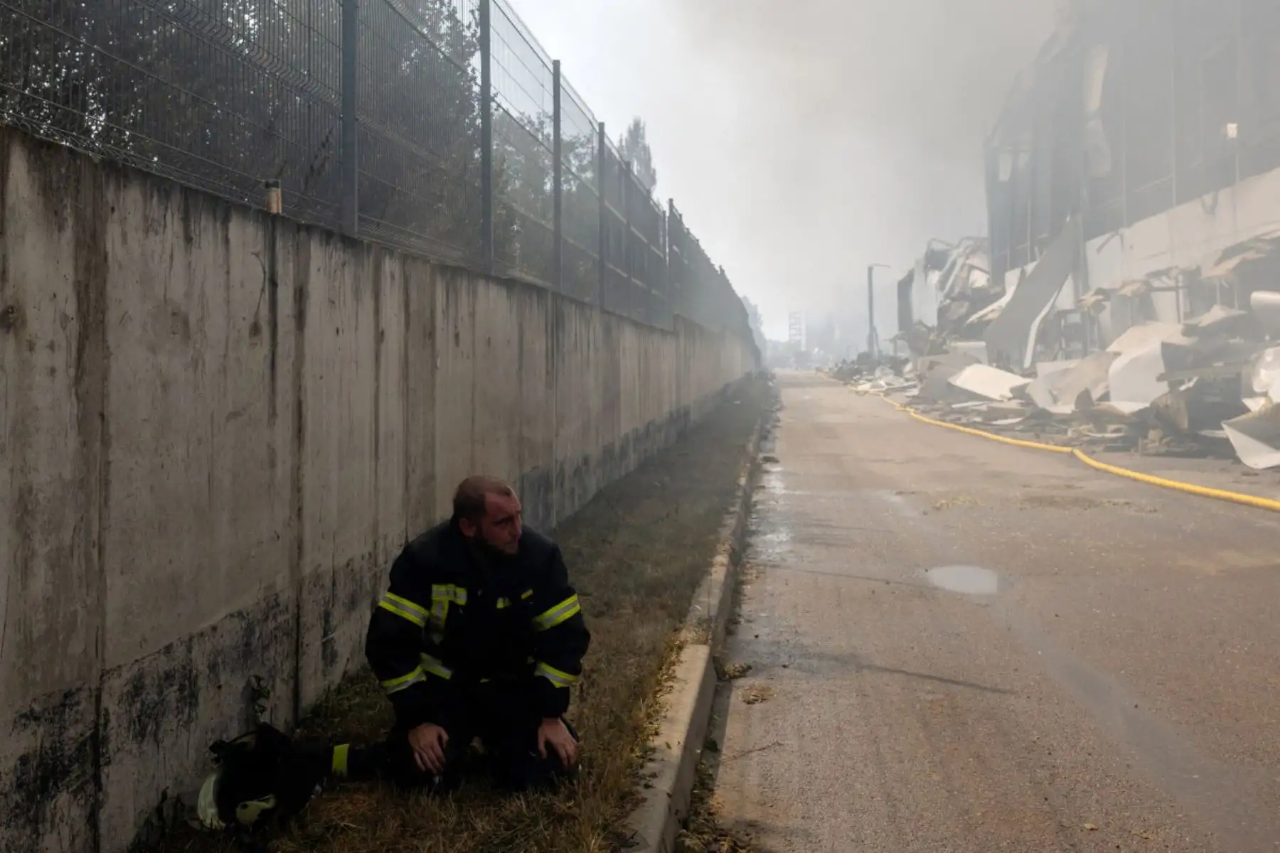 Bomberos ucranianos trabajan para extinguir un incendio tras los masivos ataques con misiles balísticos y drones rusos en Kiev, en medio de la invasión rusa de Ucrania. Los ataques con misiles y drones rusos causaron la muerte de al menos 17 personas y dejaron decenas de heridos en Kiev y la región circundante durante la noche, en el último de una serie de ataques mortales contra Ucrania. Foto: ANDINA/AFP