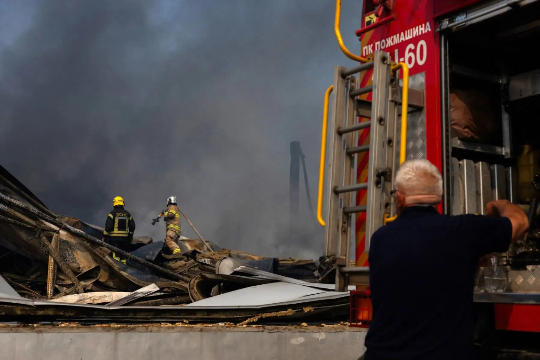 Bomberos ucranianos trabajan para extinguir un incendio tras los masivos ataques con misiles balísticos y drones rusos en Kiev, en medio de la invasión rusa de Ucrania. Los ataques con misiles y drones rusos causaron la muerte de al menos 17 personas y dejaron decenas de heridos en Kiev y la región circundante durante la noche, en el último de una serie de ataques mortales contra Ucrania. Foto: ANDINA/ AFP