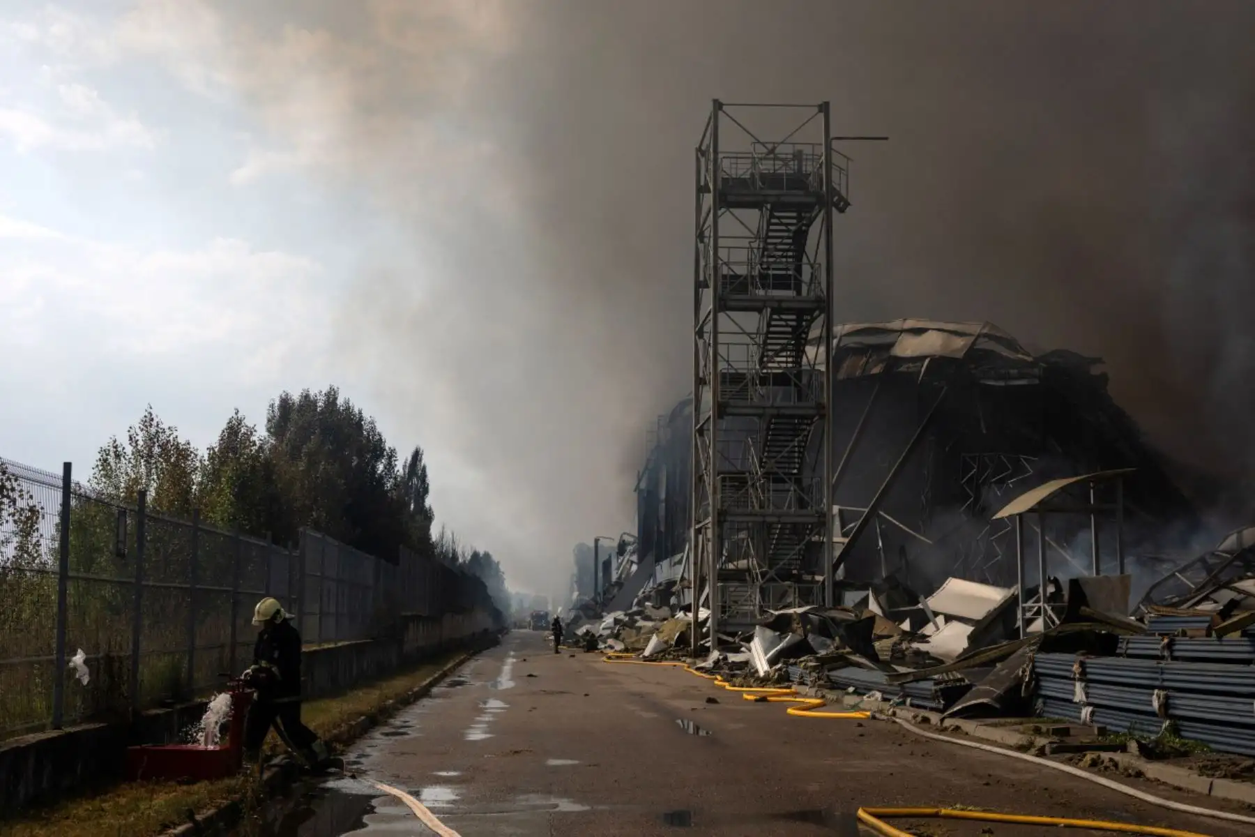 Un bombero ucraniano trabaja para extinguir un incendio tras los masivos ataques rusos con misiles balísticos y drones en Kiev, en el contexto de la invasión rusa de Ucrania. Los ataques rusos contra la capital ucraniana y la región circundante causaron la muerte de al menos dos personas y dejaron decenas de heridos, tras nuevos ataques nocturnos con misiles y drones. Foto: ANDINA/AFP